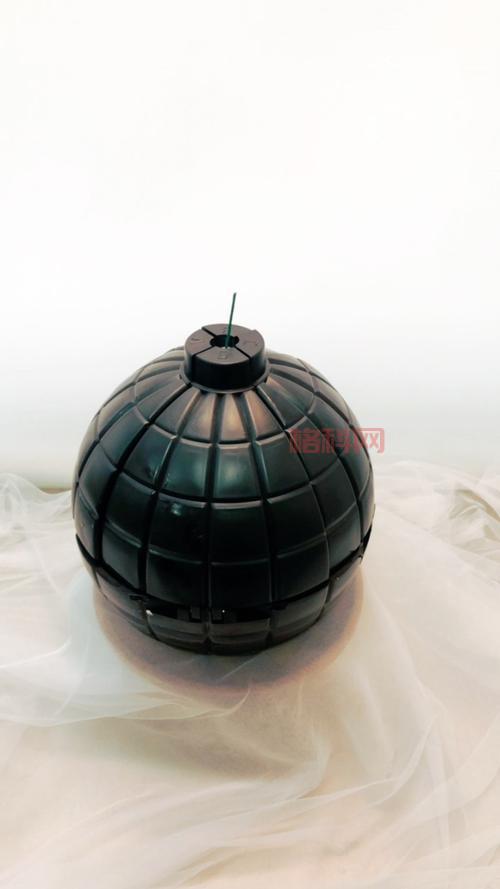保卫蛋糕：鼠标拖动小猫，抵挡炸弹，你敢挑战吗？