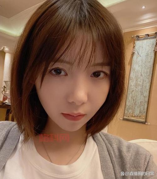 LOL女解说4P传闻真相：电竞圈中的隐秘内幕