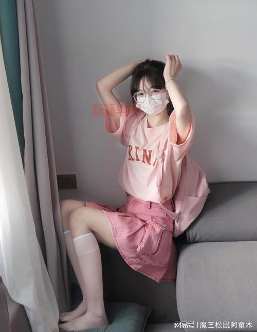 另类清纯亚洲综合：白裙美女与清纯少女人体摄影图集
