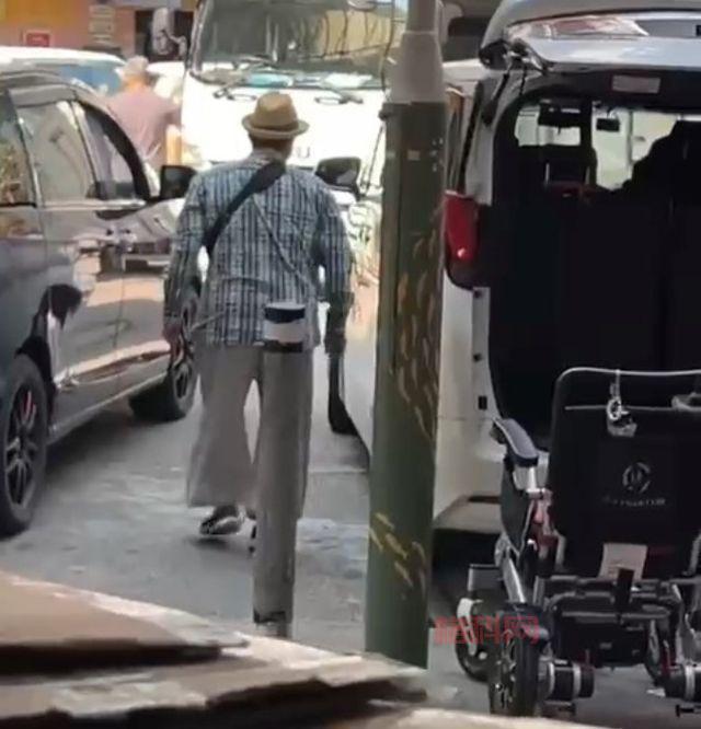 洪金宝72岁坐轮椅买菜，老英雄现身超市引关注