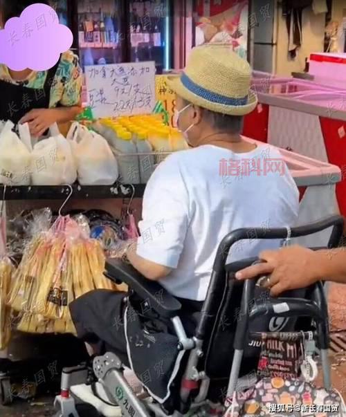 洪金宝72岁坐轮椅买菜，老英雄现身超市引关注