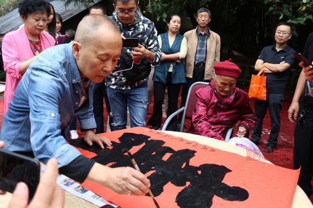 成都121岁“00后”朱郑氏迎来盛大寿宴，六世同堂庆生