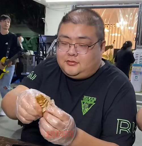 泡泡龙吃播当场死亡？揭秘网红背后不为人知的故事！