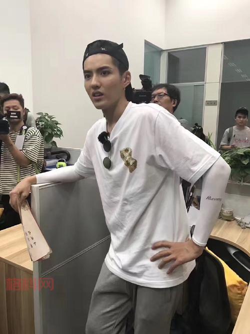吴亦凡牙签是什么梗？看完这个你就明白了！